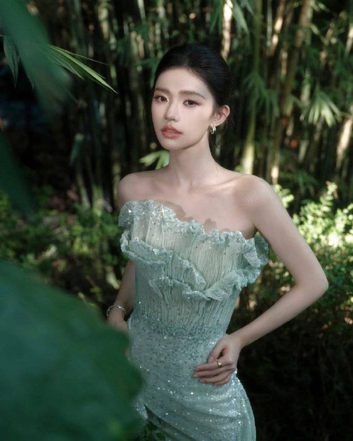 林允眼神好温柔，果然还是气质养人 ​