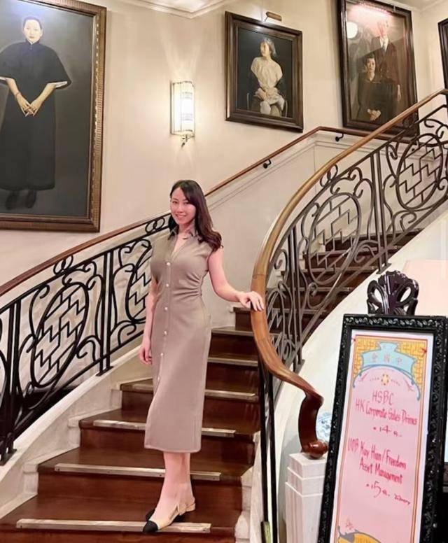 身材走样？TVB前女星内地登台被指肚腩明显，因移英失败回流香港