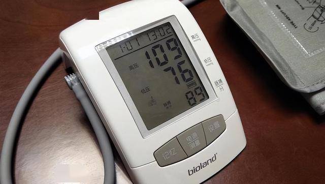 医生提醒：血压不稳的人，宁可静坐休息，也别贸然做这3件危险事