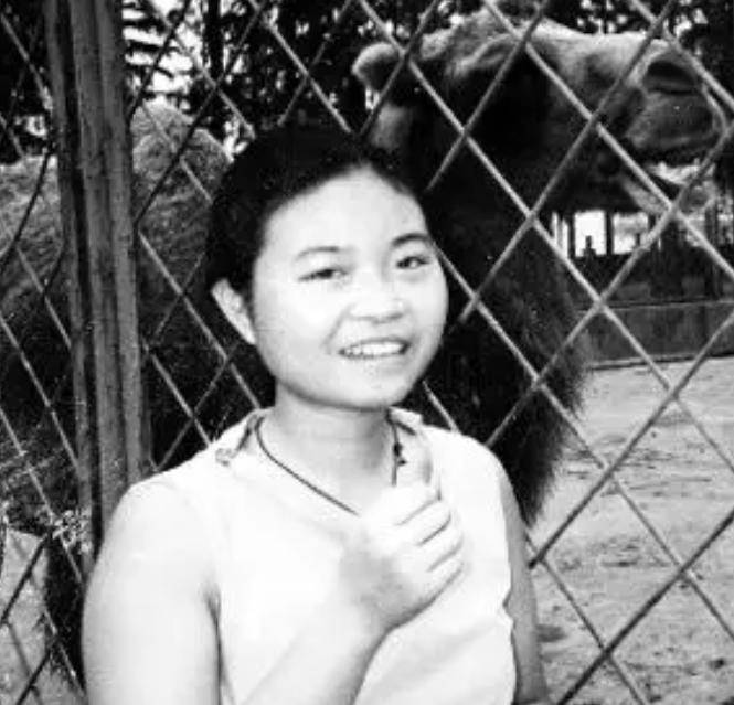 原创            女研究生带母上学，最终在宿舍自缢，没有人愿意被脐带拴一辈子