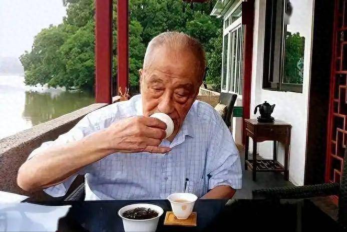 糖尿病与喝茶有关？医生含泪苦劝：血糖高的人，要谨慎喝这3种茶