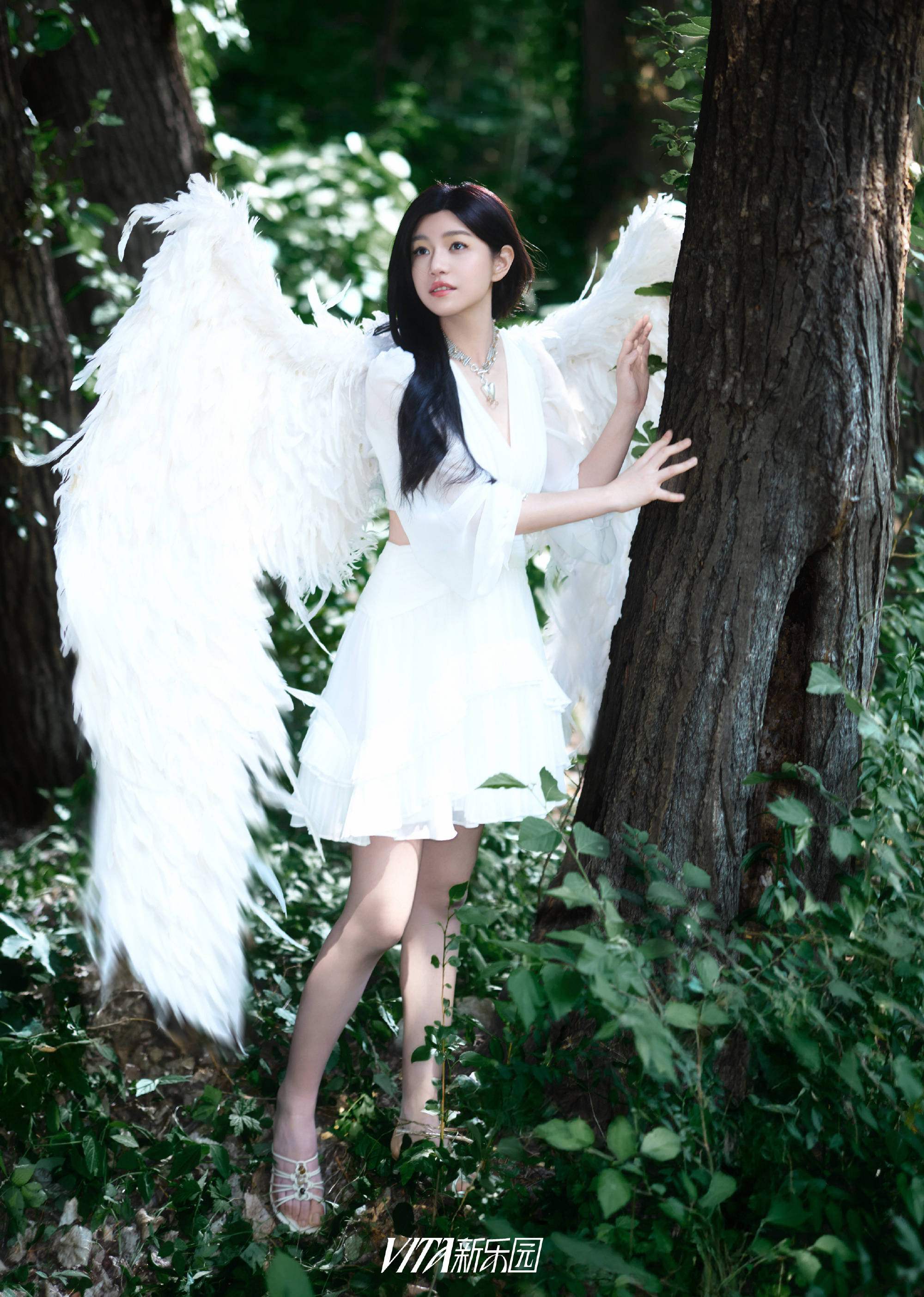 陈妍希化身纯白天使漫步森林 步伐轻盈少女感十足