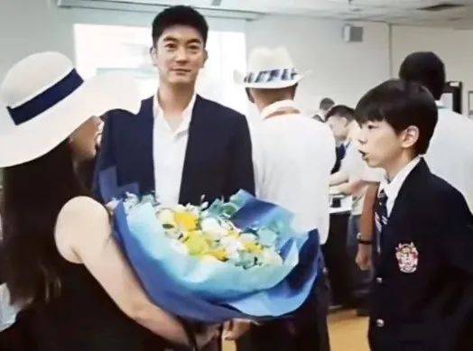 杜江霍思燕夫妇现身儿子毕业典礼，12岁嗯哼近照曝光