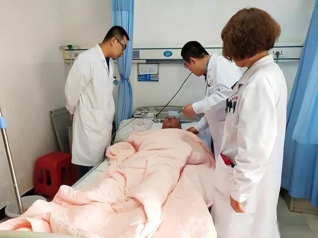 56岁女子因血脂过高去世，医生苦劝：这几种食物，高血脂最好少吃