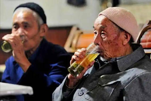 医生发现：天热还经常喝绿茶的人，不出2个月，或会迎来3个改善