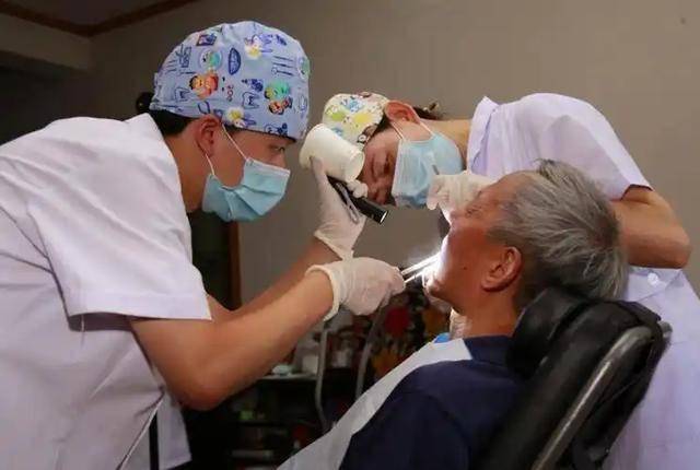 调查发现，每顿饭后要漱口的人，过不了几个月，牙齿或有4种变化