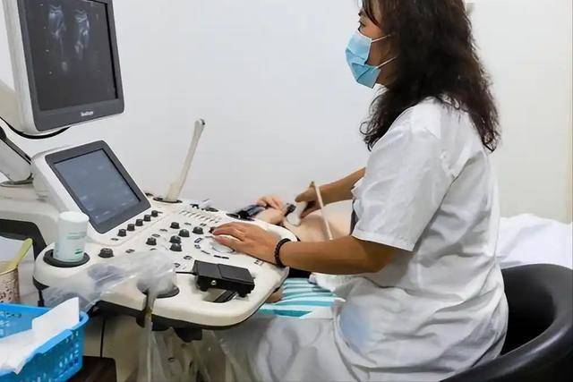 医生直言：不想肝囊肿严重，立马停止做这4种行为，越做囊肿越大