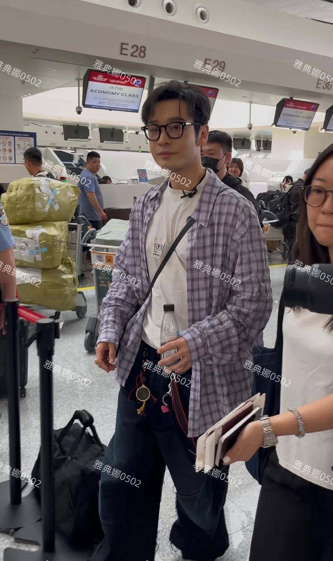 原创            大兴机场巧遇明星，录综艺启程，黄晓明依旧年轻