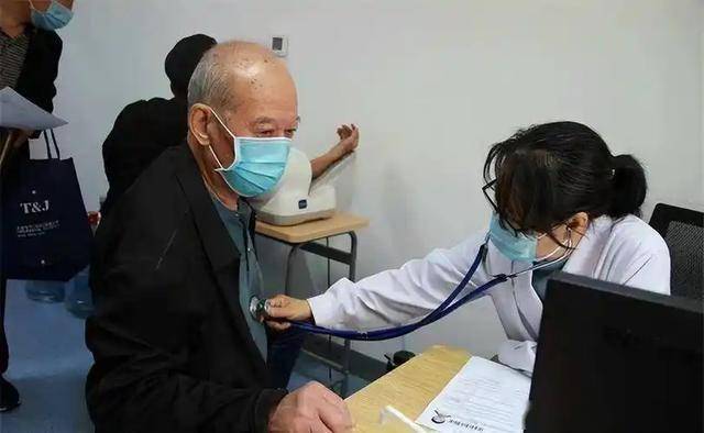 眼睛是高血压的“指示灯”？医生：眼睛若有这3个异常，早点就医