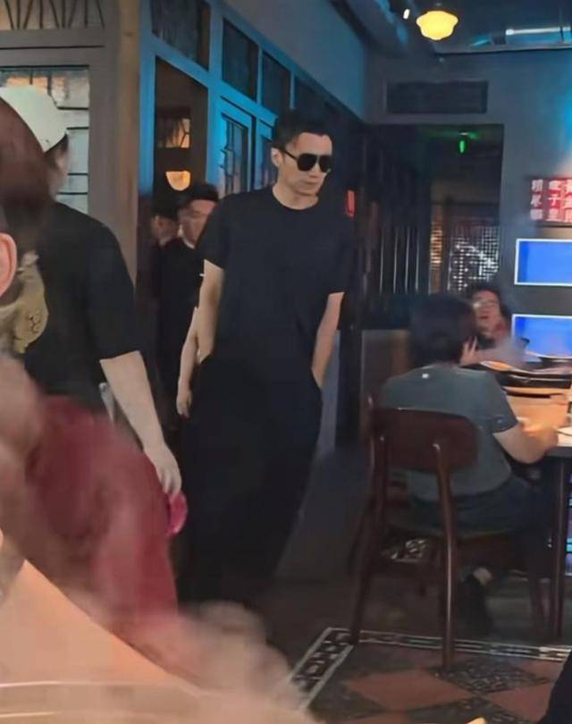 谢霆锋长沙录节目引围观，全黑造型Chok爆餐厅，贴心与粉丝合影