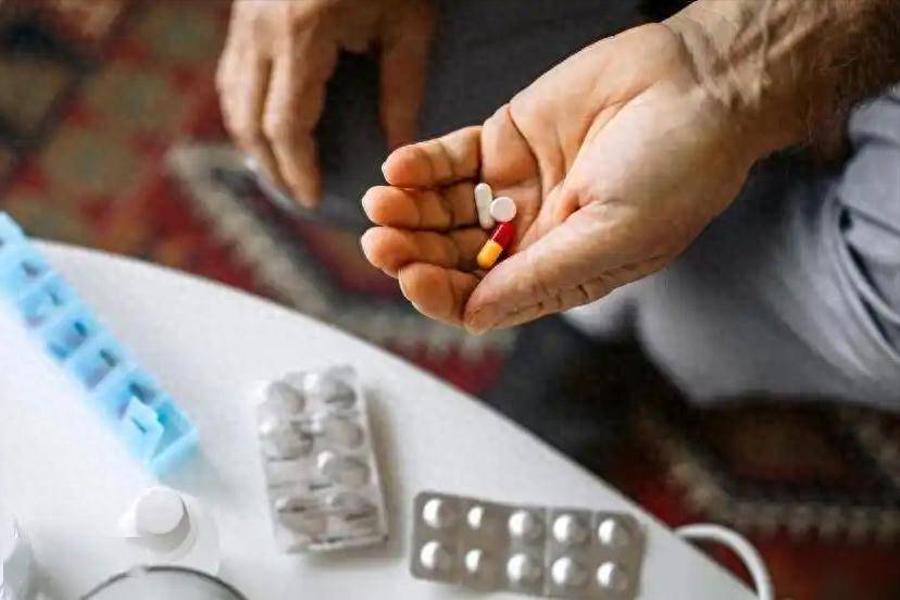 医生提醒：长期服用降糖药的人，日常注意身体的4个变化，别大意