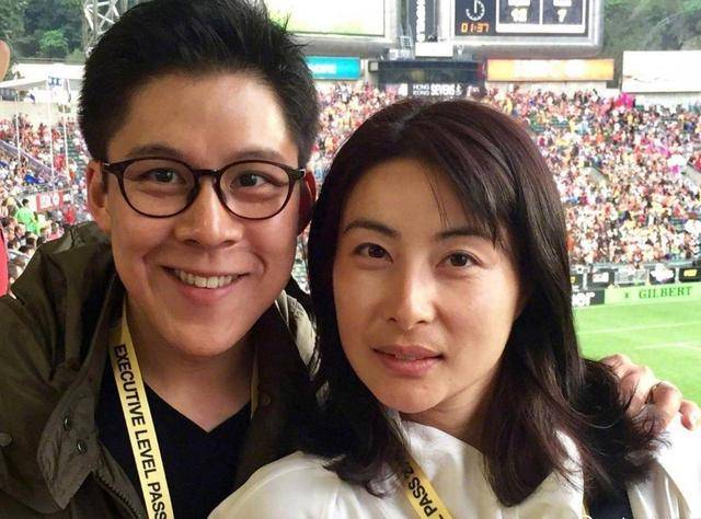 原创            霍启刚郭晶晶“豪门清流”，低调逛街穿着朴素，仨孩子像爹又像妈