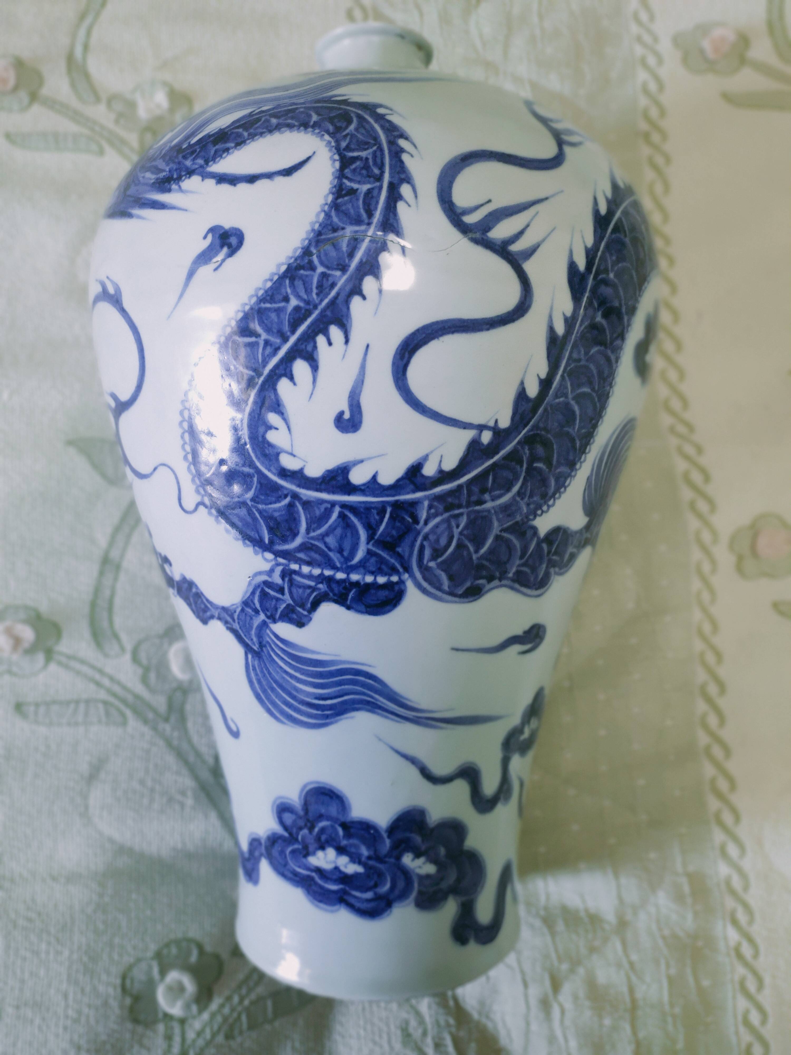 青花云龙纹梅瓶：青花瓷器中的经典重器