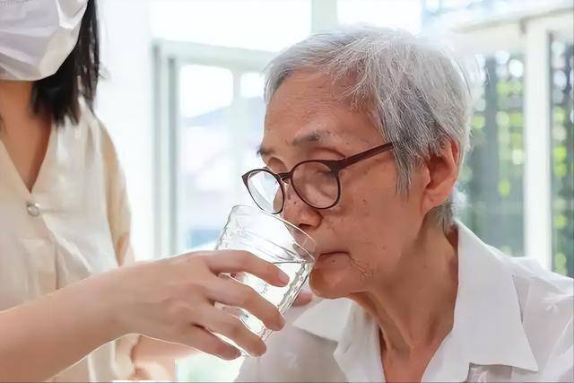 研究发现：降尿酸的秘诀找到了！多喝水排第四，前3位很少有人做