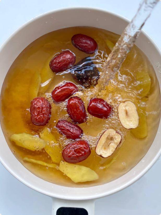 入夏养生喝姜枣茶，祛湿暖胃正当时，医生都在推荐