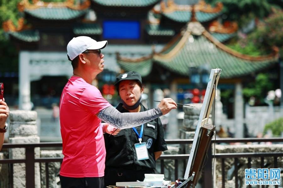 马拉松选手甲秀楼写生，用画笔定格贵阳之美