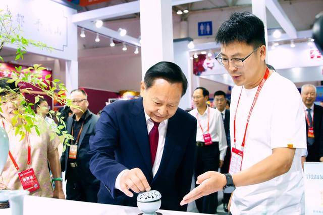 2025中国工艺美术博览会圆满收官 平顶山陶瓷魅力“出圈”