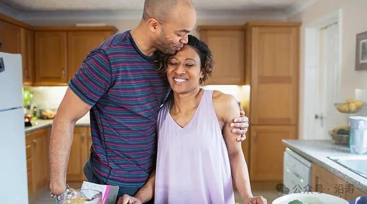 苹果里的抗衰密码：揭秘槲皮素——从免疫防御到血糖平衡的全能守护者