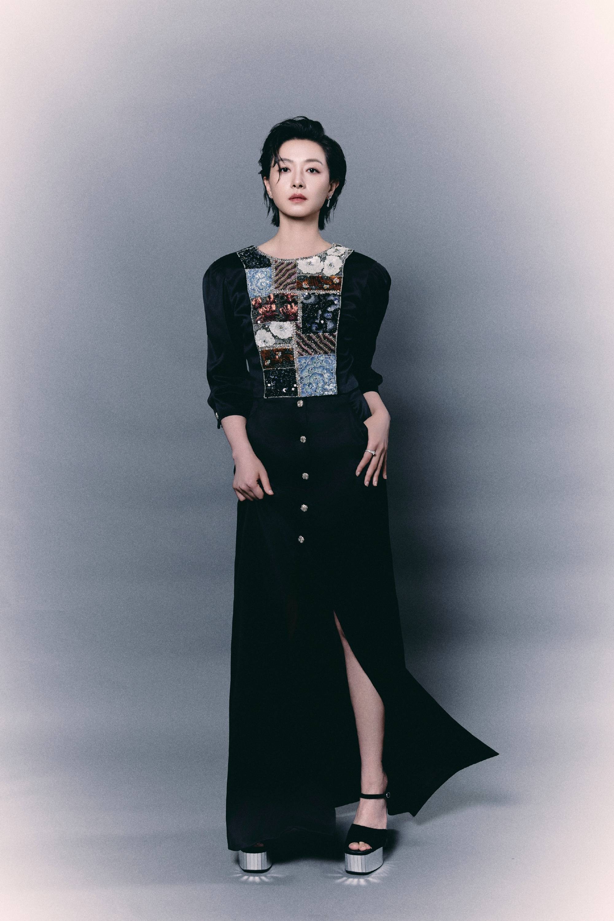 万茜身穿新中式黑裙优雅高贵 单手插兜展现天鹅颈