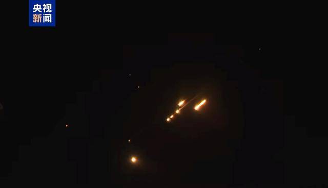 以称拦截绝大多数导弹，伊称数十枚导弹击中目标