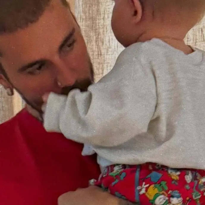 贾斯汀·比伯晒最新抱娃照 父子俩后脑勺一模一样！