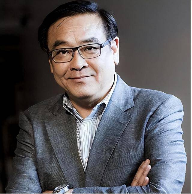 尔冬升父亲节晒9岁女儿，长相被指神似周慧敏，曾坚持丁克引争议