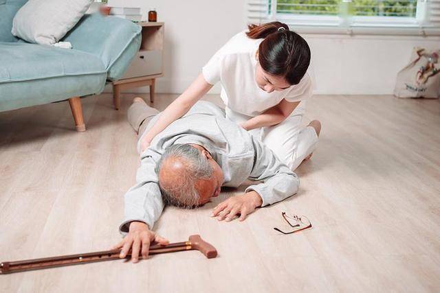 脑血管内有血栓，不是看晕不晕！医生提醒：若有4表现或已堵塞