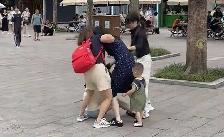 女子在动物园制止不文明行为反被群殴，动物园回应：打人者已赔偿