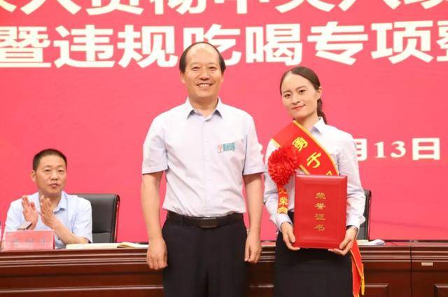 跪车救人的她，被授予“勇于担当楷模”称号