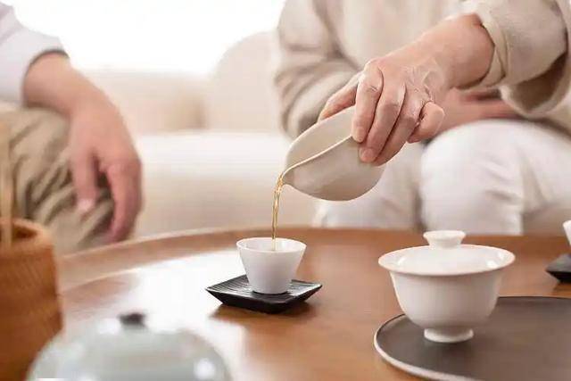 肝硬化与喝茶有关？医生告诫：肝脏不好的人，最好少喝这3种茶！