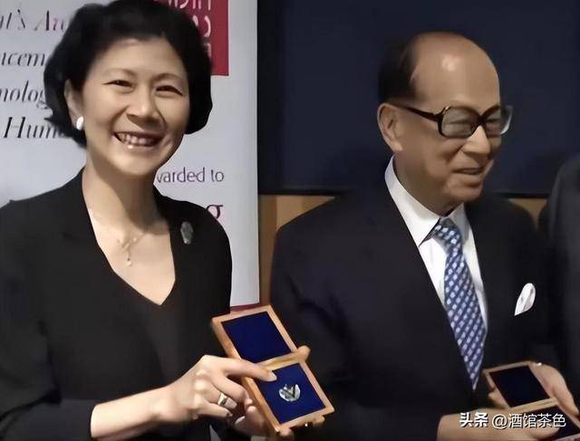 原创            李嘉诚身旁的女人周凯旋：被“独宠”30年，身家百亿，她凭啥？