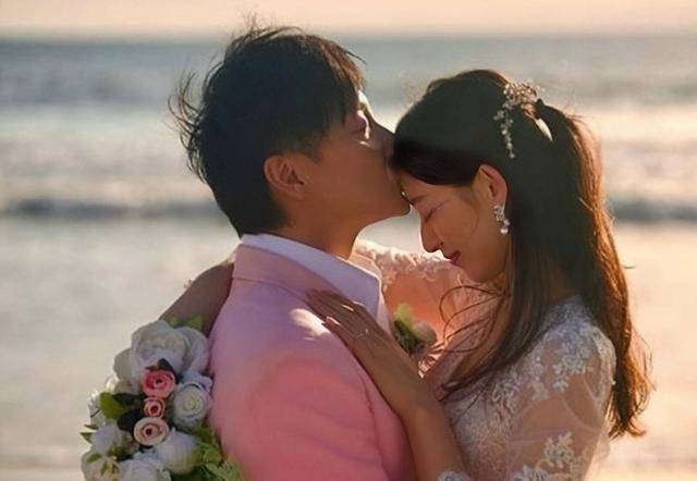 恭喜！香港知名男星宣布小14岁妻子怀孕，结婚仅三个月火速造人