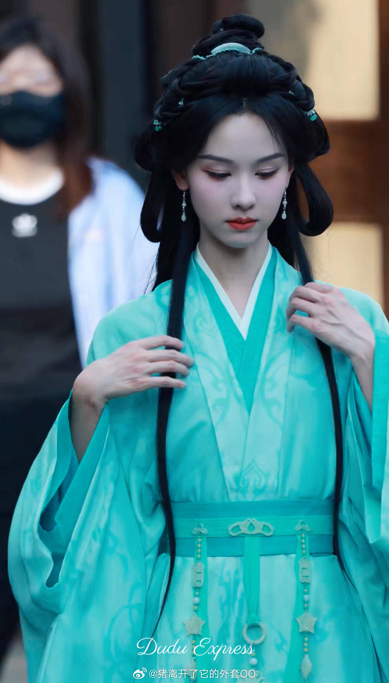 陈都灵身穿蓝绿色古装温婉清新 两缕秀发搭身前古韵优雅