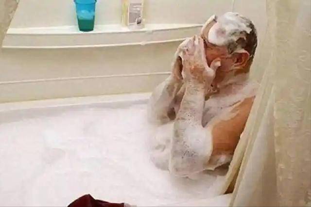 68岁男子洗澡后离世！医生苦劝：这4类人洗澡有风险，千万小心