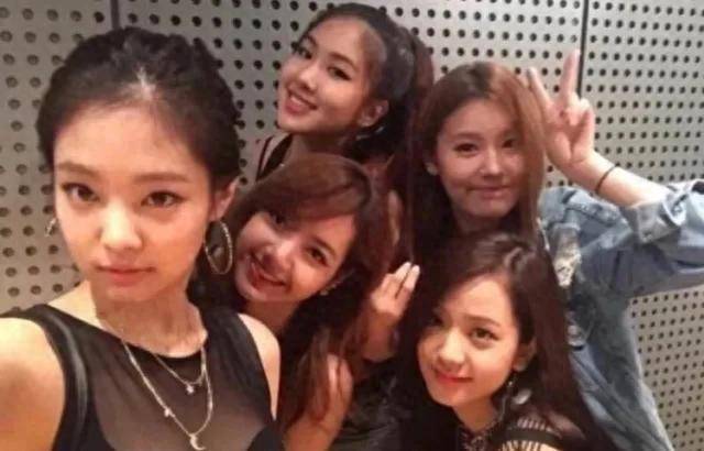 原创            薇娟曾为BLACKPINK预备成员，Lisa私下托Minnie照看，如今两团并肩登顶