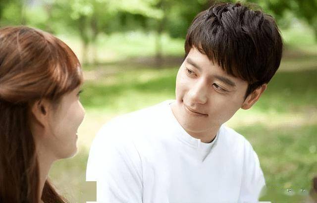 一个男人在偷偷暗恋你，通常会发出4个“隐藏信号”，别傻傻不懂