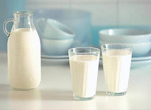 天气炎热，医生强调：老年人要少喝牛奶，多喝这3样，很多人不懂