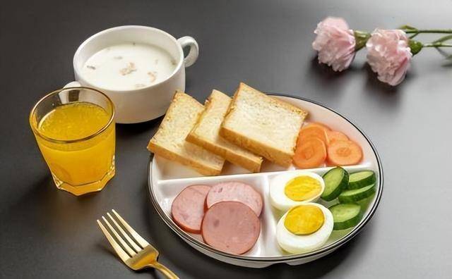 比吃主食还升血糖的5种食物，第一名很多人不清楚，仍在当早餐吃