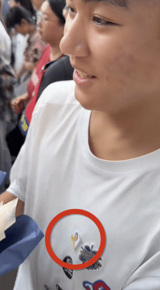 江西一高考生将妈妈遗照贴在衣服上参加高考，结束后拿着花直奔妈妈墓地悼念