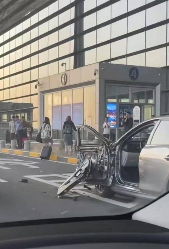 天津滨海国际机场航站楼通道两车相撞，一网约车的主驾车门被刮掉司机受伤