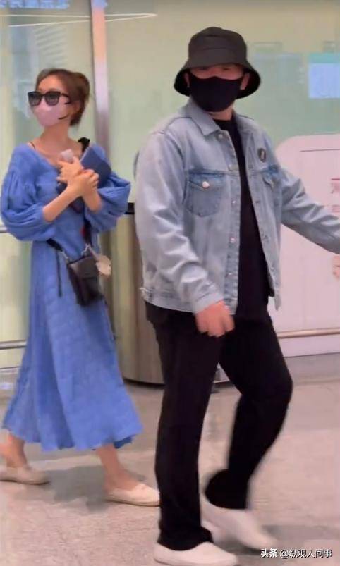 原创            黄晓明现身机场，姜妍V领长裙尽显知性，沈月厚底鞋显矮疑1米5