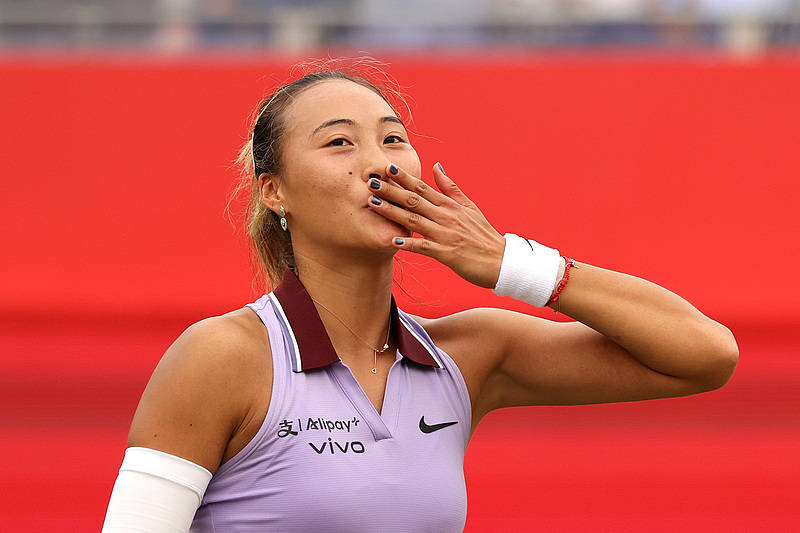 WTA女王杯｜郑钦文草地滑倒成“躺赢” 世界排名首进前四