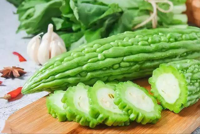 “降尿酸”大户被揪出！苦瓜落榜，意想不到的4种食物，不妨常吃