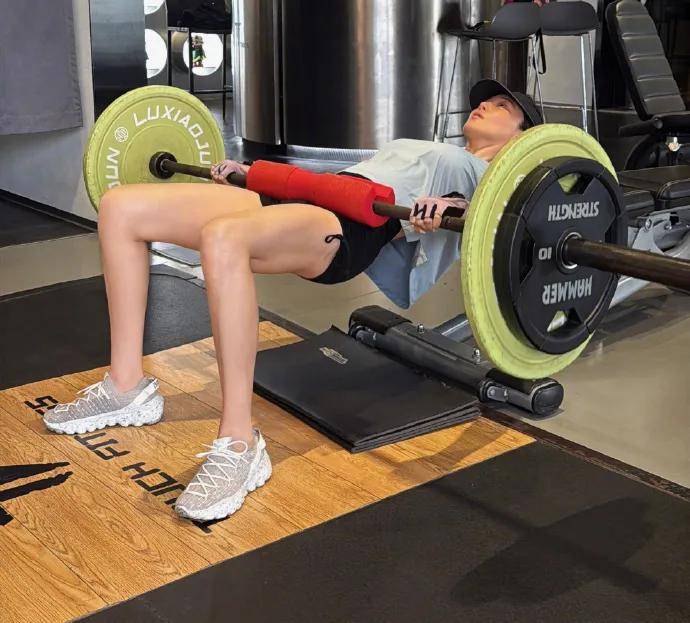 原创            张馨予臀桥重量突破100斤！性感女神火辣身材全靠锻炼