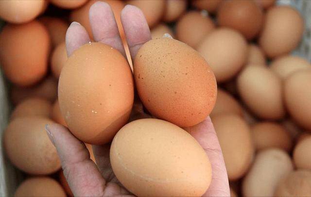 鸡蛋再次被关注！医生发现：每天吃一个鸡蛋的人，或收获3个好处
