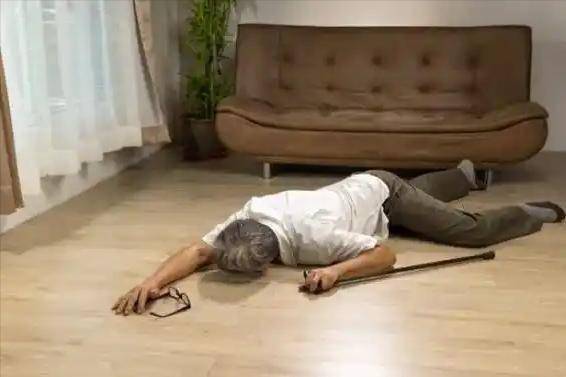 为什么老年人摔倒后难恢复？医生提醒：摔倒后，需要注意4种习惯