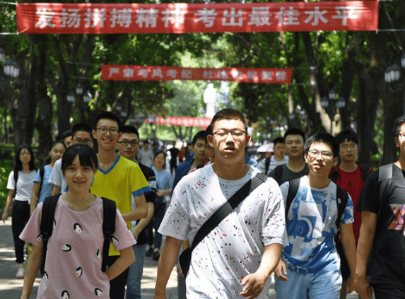 高考第二天众生相：数学卷让体育生画跑道，艺术生办起了抽象画展