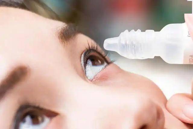 不要乱滴眼药水了！医生告诫：长期滴眼药水，或会增加疾病风险