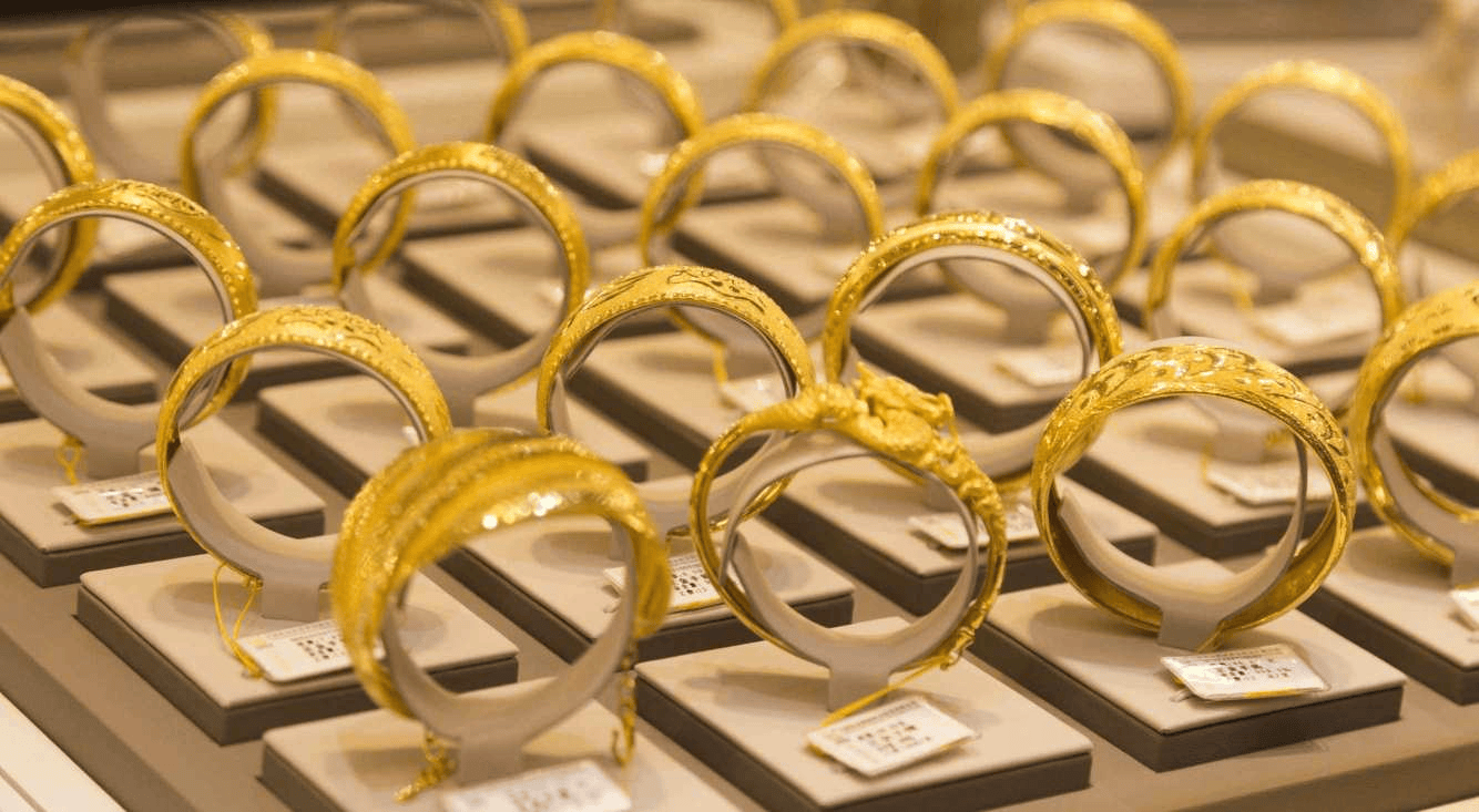 开千平大店、卖高级珠宝，周大福和老铺黄金们掰手腕，欲筹资87亿港元“补弹药”