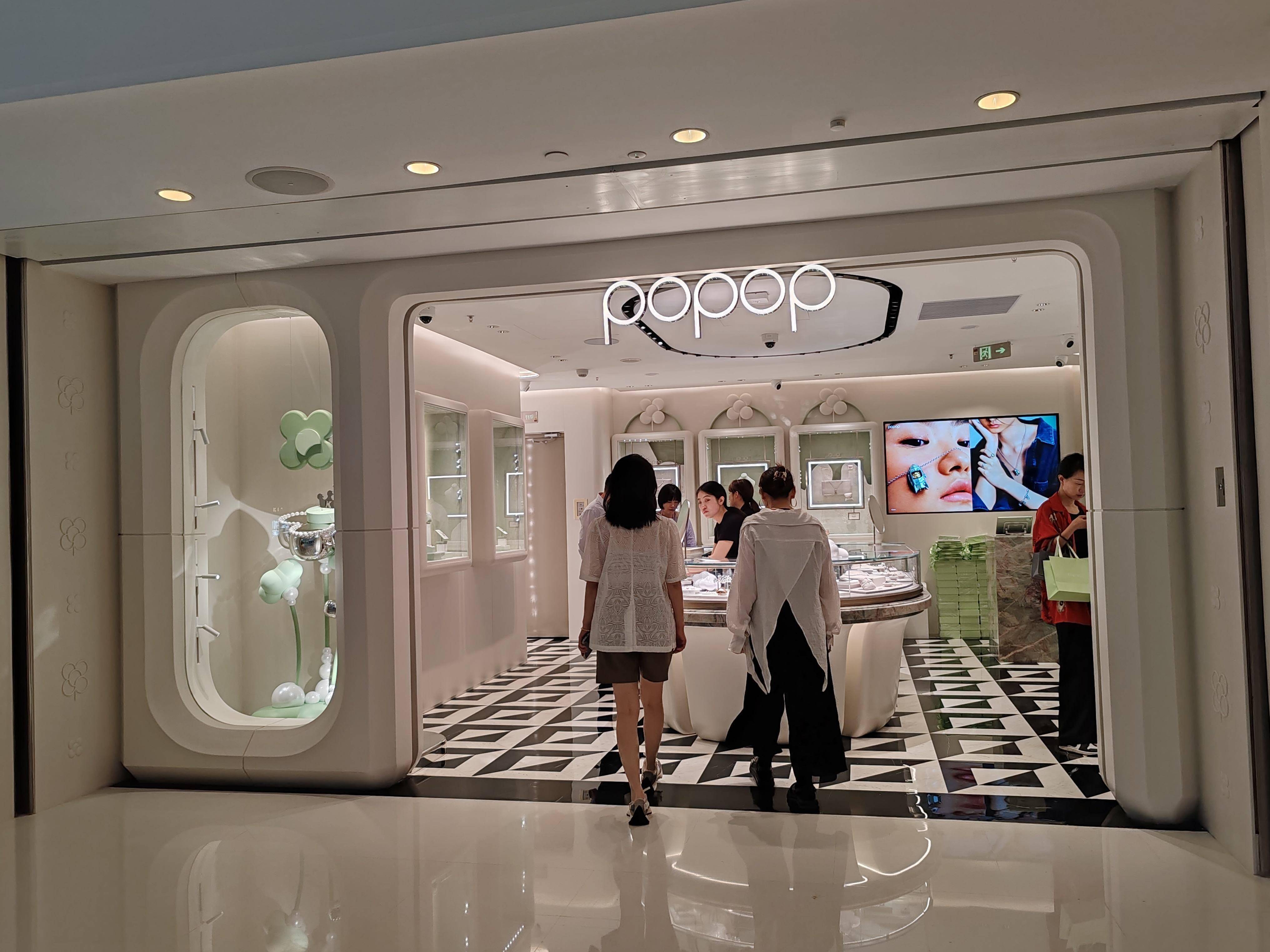 这里的LABUBU不用抢｜北京首家泡泡玛特珠宝店客流平平